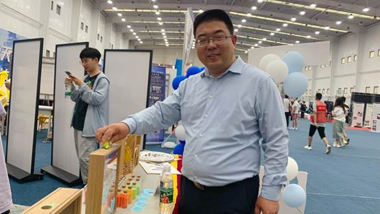 Beat365官方网站孙怀凤老师倒下许愿瓶（友爱）